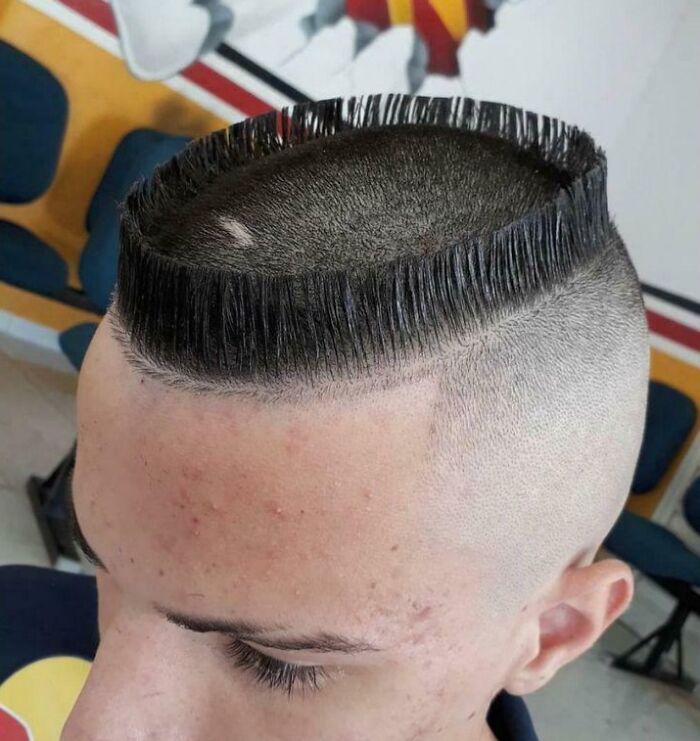 Peinado fallido y clientes arrepentidos saliendo disgustados del salón de belleza con cortes de cabello inesperados.