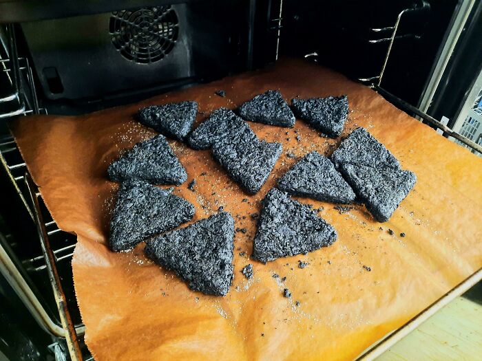 Personas que olvidaron algo importante al hornear y documentaron las consecuencias del desastre en la cocina.