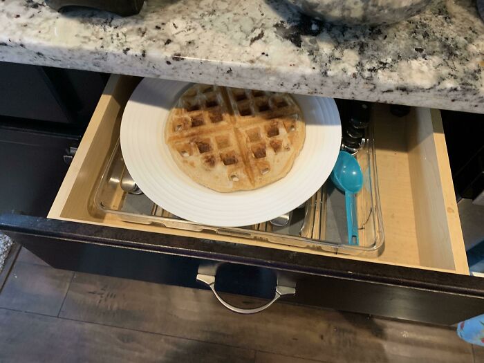 Waffle olvidado en un cajón en lugar de la cocina mostrando consecuencias inesperadas y descuido.