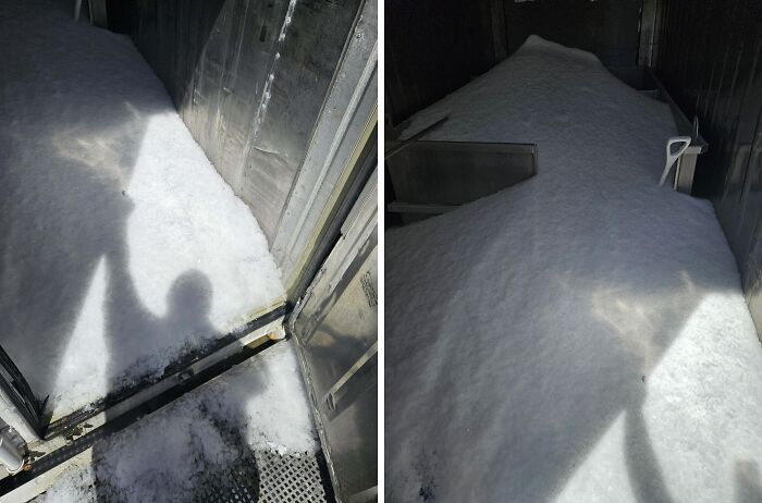 Nieve acumulada en espacio cerrado, mostrando consecuencias de olvidar limpiar, ejemplificando personas que olvidaron algo importante.
