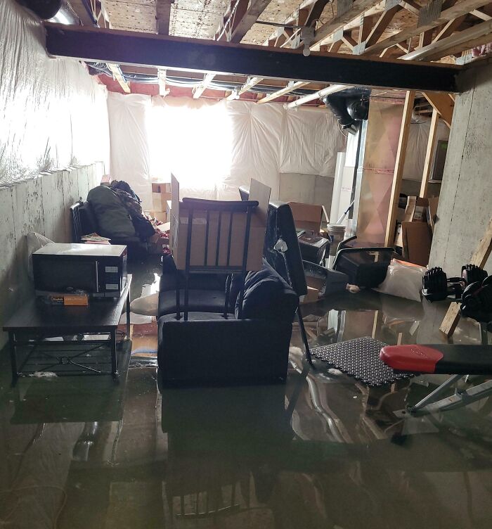 Habitación inundada con muebles y objetos flotando, ejemplo de personas que olvidaron algo importante y las consecuencias.