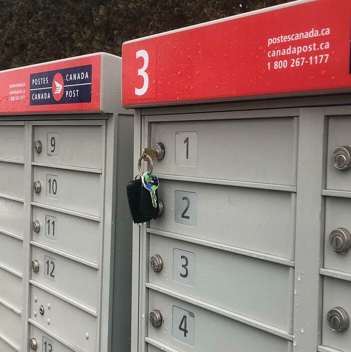 Llaves olvidadas en buzón postal en exterior, ejemplo de personas que olvidaron algo importante y sus consecuencias.
