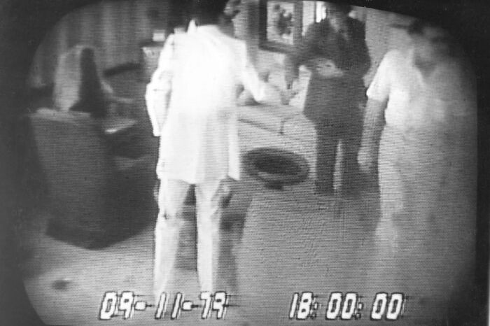 Imagen en blanco y negro mostrando una escena de personas en un salón, con datos fascinantes y sorprendentes.
