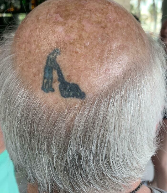 Persona calva con tatuaje de aspiradora en la cabeza mostrando actitud despreocupada y sin importar opiniones ajenas.
