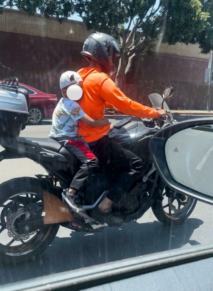 Padre y niño en motocicleta sin medidas de seguridad adecuadas, mostrando por qué los hijos no quieren hablar con sus padres.