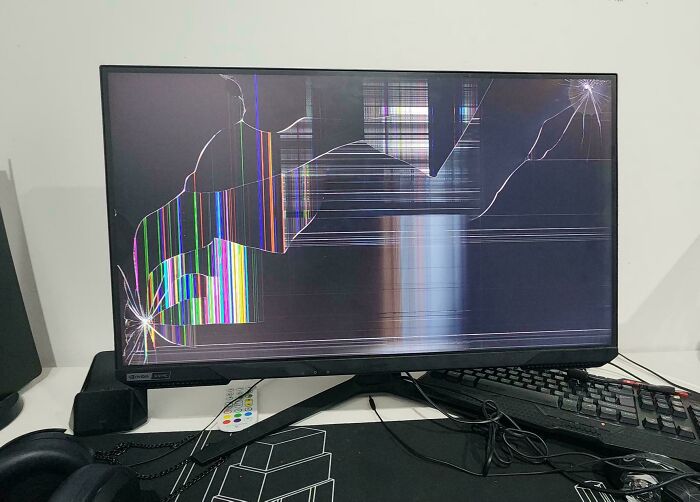 Pantalla de televisión rota con líneas de colores y grietas visibles, ilustrando momentos de padres y niños sin comunicación.