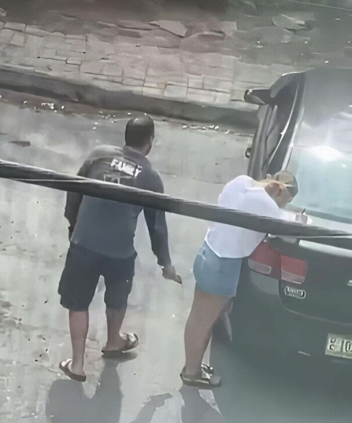 Dos personas en la calle en una situación inapropiada que podría causar despido en el trabajo.