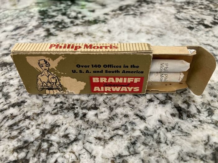 Paquete de cigarrillos vintage Braniff Airways que muestra la vida cotidiana y objetos típicos de la década de 1950.