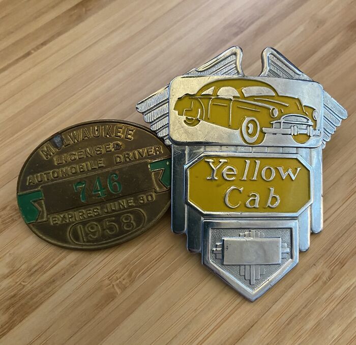 Placas y emblemas antiguos de taxi y licencia de conductor que muestran la vida cotidiana en la década de 1950.