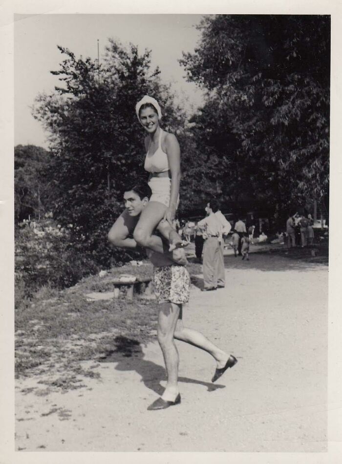 Pareja joven en traje de baño disfrutando en un parque, imagen representativa de la vida cotidiana en la década de 1950.