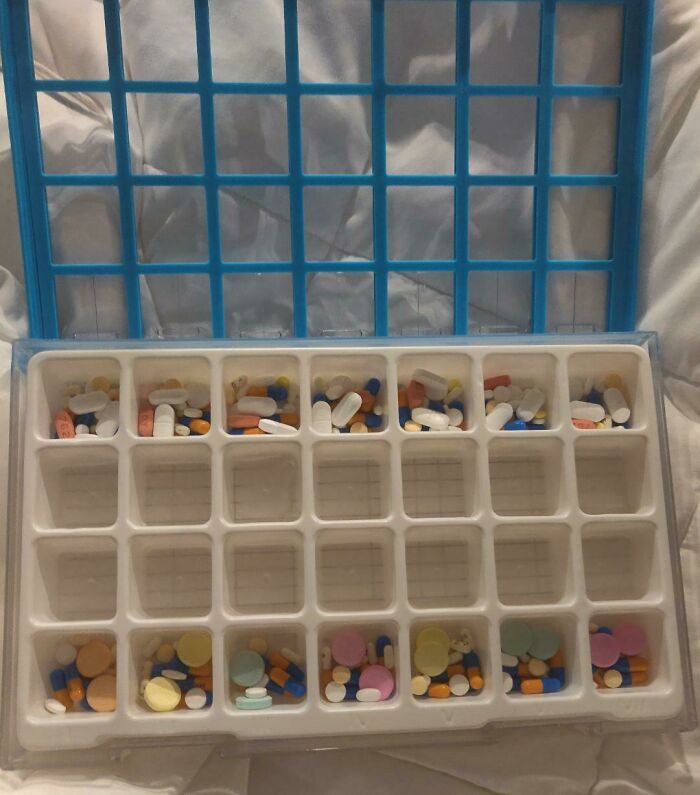 Organizador semanal de pastillas con diversas medicinas, ejemplo de fotos médicas que muestran el cuerpo a veces aterrador.