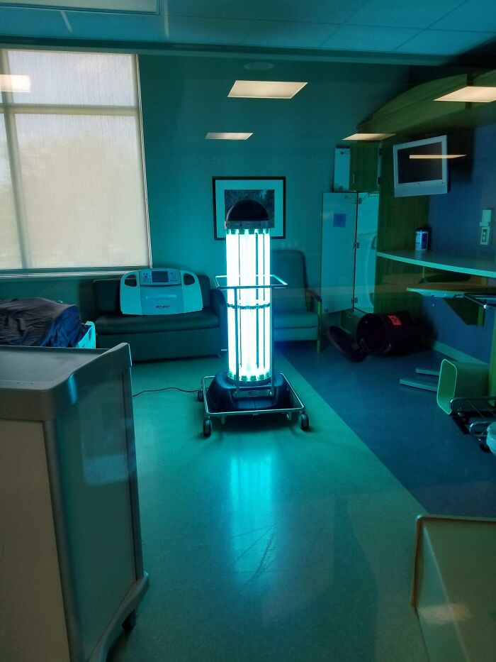 Máquina de luz ultravioleta en sala médica iluminando el ambiente con tecnología para desinfección.