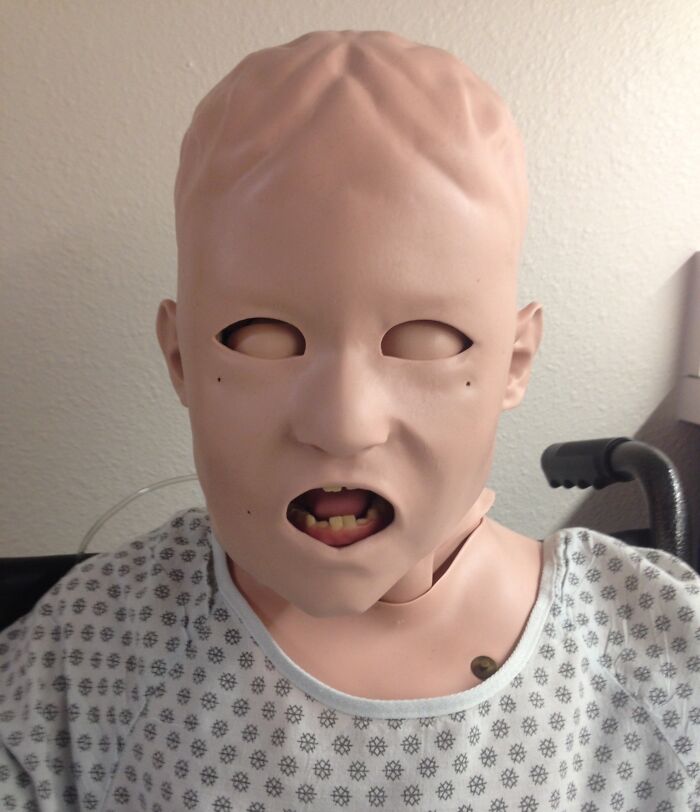 Maniquí médico con rostro deformado y expresiones aterradoras, usado para entrenamiento en fotos médicas del cuerpo humano.