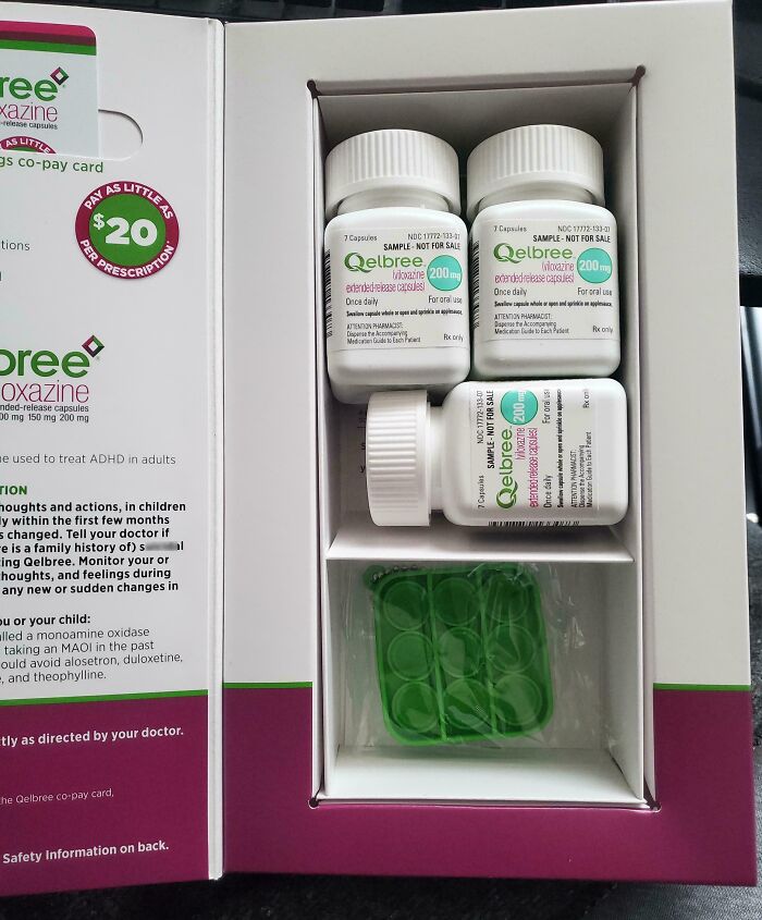 Botellas de medicamento Qelbree para el tratamiento de ADHD, mostrando fotos médicas que demuestran aspectos aterradores del cuerpo.