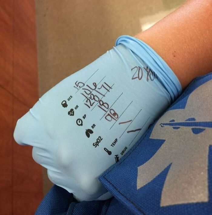 Guante médico con anotaciones de signos vitales usado en un brazo, mostrando datos clínicos en contexto de fotos médicas aterradoras.