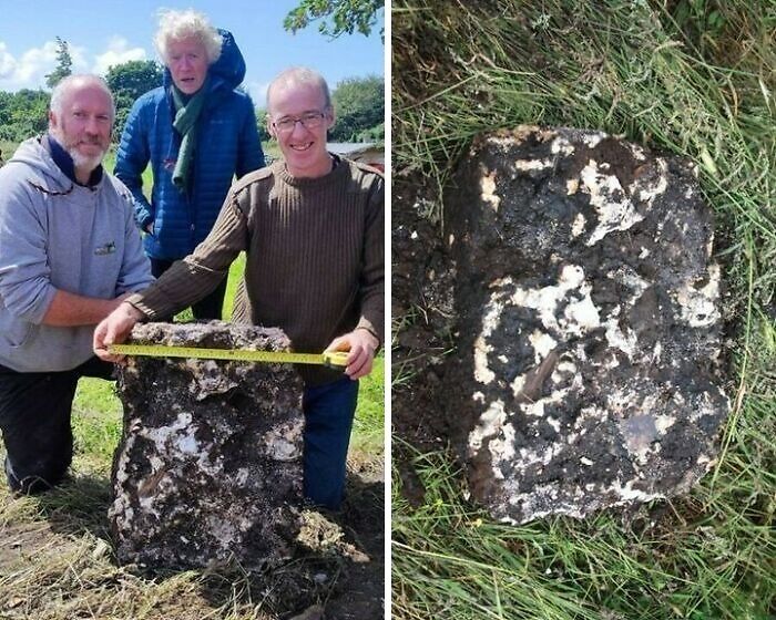 Tres arqueólogos midiendo y mostrando un hallazgo mientras descubren datos históricos interesantes en un sitio al aire libre.