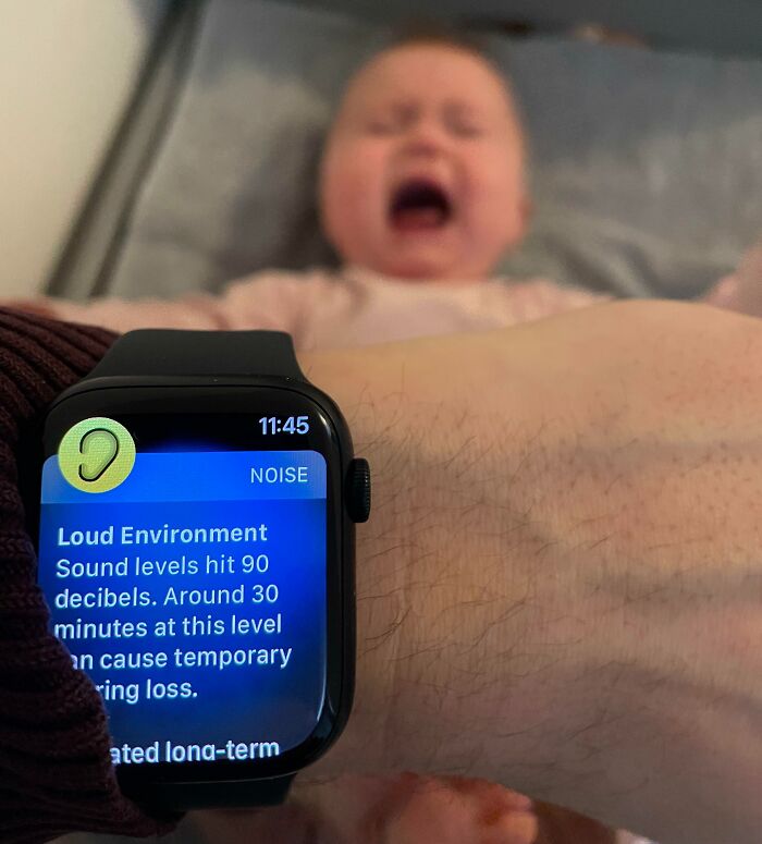 Reloj inteligente muestra niveles altos de ruido mientras un bebé llora fuerte, demostrando que los padres son muy divertidos. Reloj inteligente muestra niveles altos de ruido mientras un bebé llora fuerte, demostrando que los padres son muy divertidos.