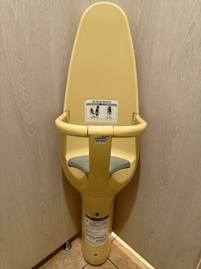 Claro, aquí tienes el texto alt en español con la palabra clave principal:
Silla plegable ingeniosa para cambiar pañales en baños públicos como detalle innovador en países del mundo.