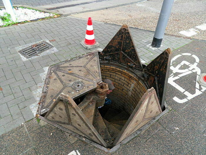 Entrada oculta con tapa triangular desplegable, un detalle ingenioso introducido en la vida cotidiana de diversos países.