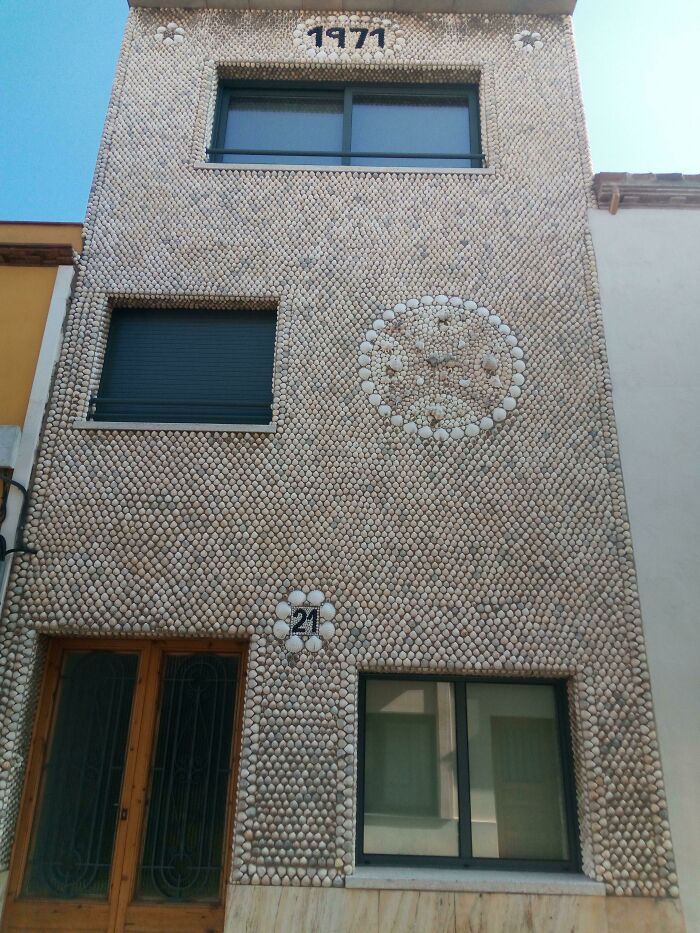 Fachada de casa decorada con conchas marinas como detalles ingeniosos en la vida cotidiana de diferentes países.