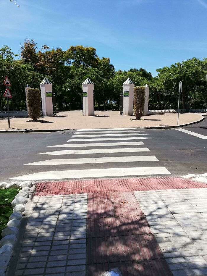Pasos peatonales con accesibilidad táctil y señalización vial en la vida cotidiana de diversos países del mundo.