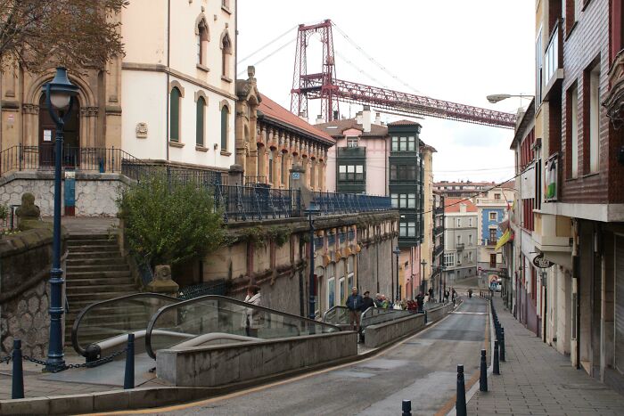 Escalera mecánica en calle urbana, uno de los detalles ingeniosos introducidos en la vida cotidiana global.