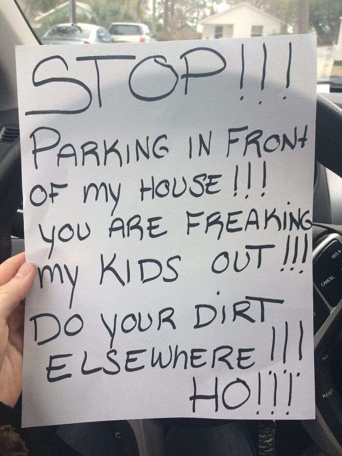 Nota manuscrita de vecino mezquino pidiendo que no estacionen frente a su casa porque asusta a sus hijos.