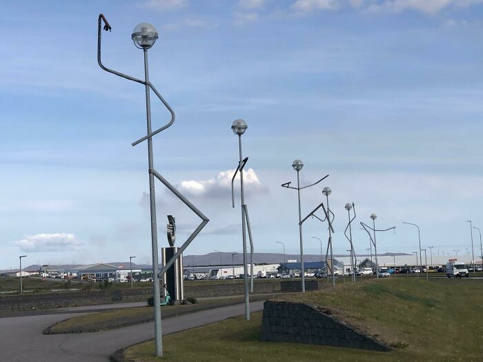Farolas con diseño ingenioso en espacios públicos mostrando detalles innovadores en la vida cotidiana de diversos países.