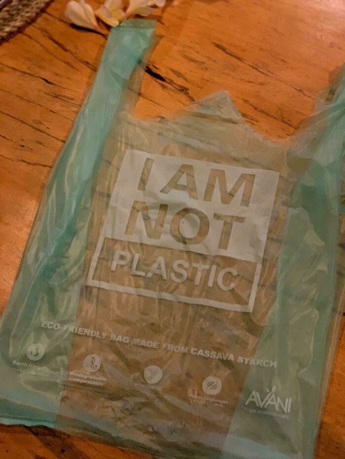 Bolsa ecológica biodegradable hecha de almidón de yuca, ejemplo de detalles ingeniosos en la vida cotidiana de varios países.