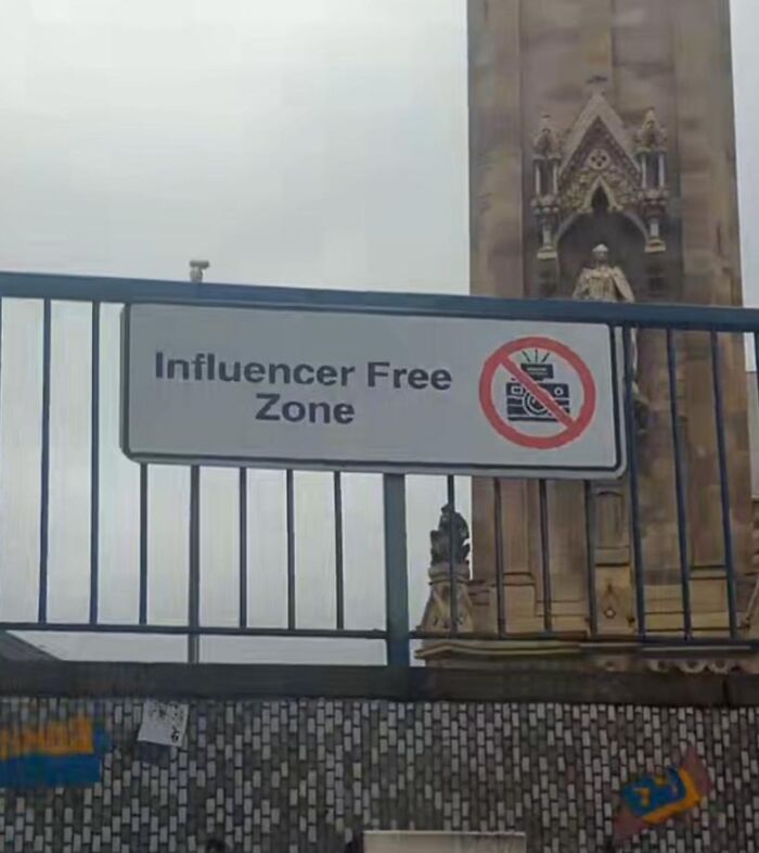 Señal en zona pública indicando área libre de influencers, detalle ingenioso introducido en la vida cotidiana mundial.