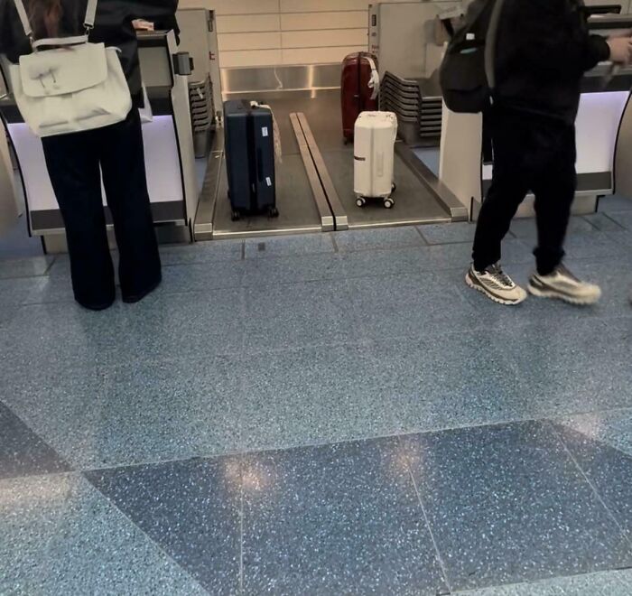 Maletas en cinta transportadora de aeropuerto, ejemplo de detalles ingeniosos en la vida cotidiana de varios países.