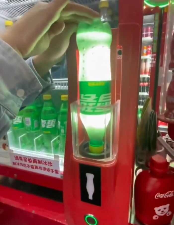 Detalle ingenioso de máquina dispensadora que gira botella automáticamente en la vida cotidiana de diversos países.