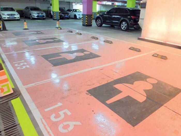 Espacios de estacionamiento con iconos ingeniosos para mujeres en vida cotidiana de diversos países del mundo.