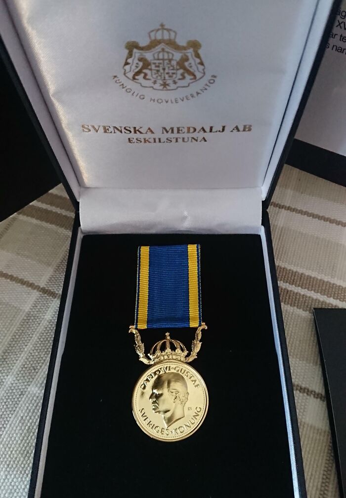 Medalla sueca en estuche, detalle ingenioso representativo de la vida cotidiana y tradiciones en diversos países.