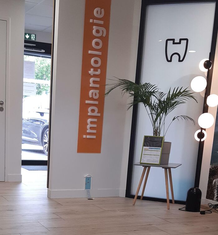 Sala de espera de clínica de implantología con detalles ingeniosos y decoración moderna en la vida cotidiana.