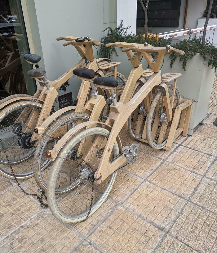Bicicletas de madera como detalles ingeniosos en la vida cotidiana de diversos países del mundo.