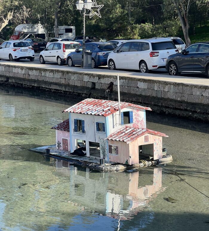 Casita flotante para aves en un cuerpo de agua, un detalle ingenioso en la vida cotidiana de diversos países.