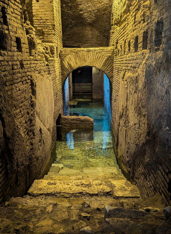 Pasillo subterráneo con arco y agua, mostrando detalles ingeniosos en la vida cotidiana de diversos países del mundo.