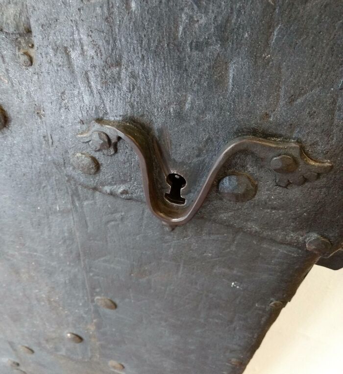 Cerradura antigua con diseño ingenioso en metal oxidado, mostrando detalles introducidos en la vida cotidiana mundial.