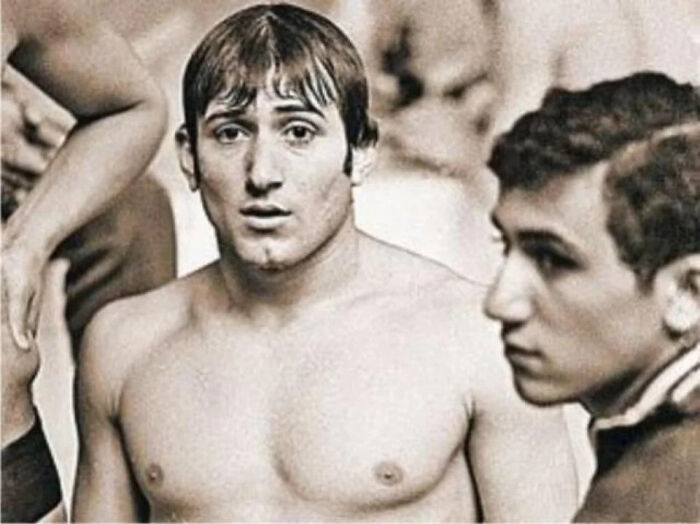 En 1976, Shavarsh Karapetyan, nadador olímpico armenio, salvó a 20 personas atrapadas en un autobús que se hundió a 24 metros de la costa. Le tomó varias horas salvarlos a todos, y sufrió lesiones que lo llevaron al hospital durante 45 días, lo que puso fin a su carrera olímpica.