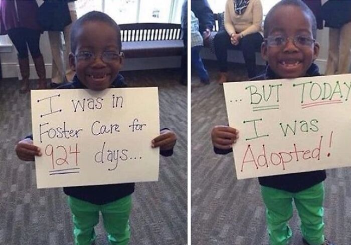 Niño sonriente mostrando carteles con mensajes emotivos, una de las 30 cosas interesantes que la gente encontró y quiso compartir.