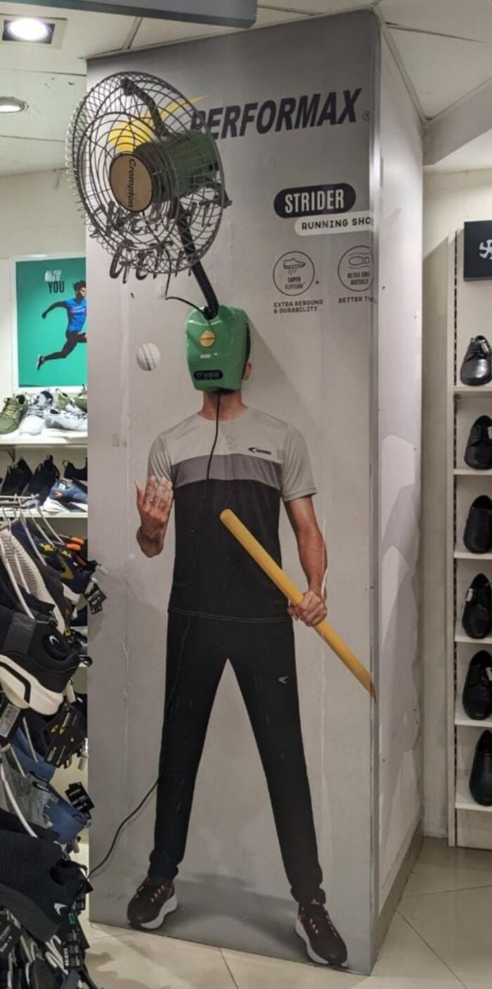 Publicidad con fallo divertido donde un ventilador está ubicado en lugar de la cabeza de figura deportiva en tienda de zapatos.