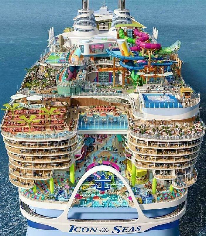 Crucero Icon of the Seas con múltiples piscinas y toboganes, mostrando el impacto del consumismo extremo en el turismo.