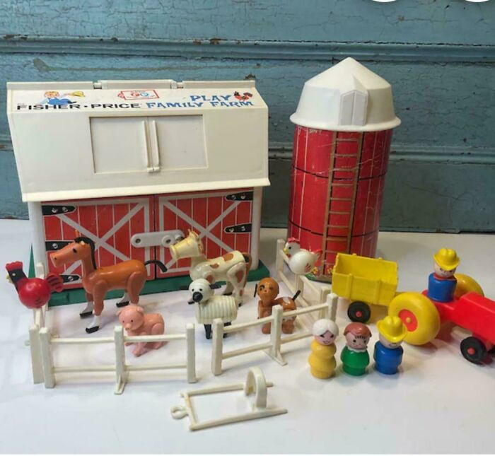 Juguete vintage Fisher-Price Family Farm con animales y figuras, recordando cosas del pasado y la juventud.