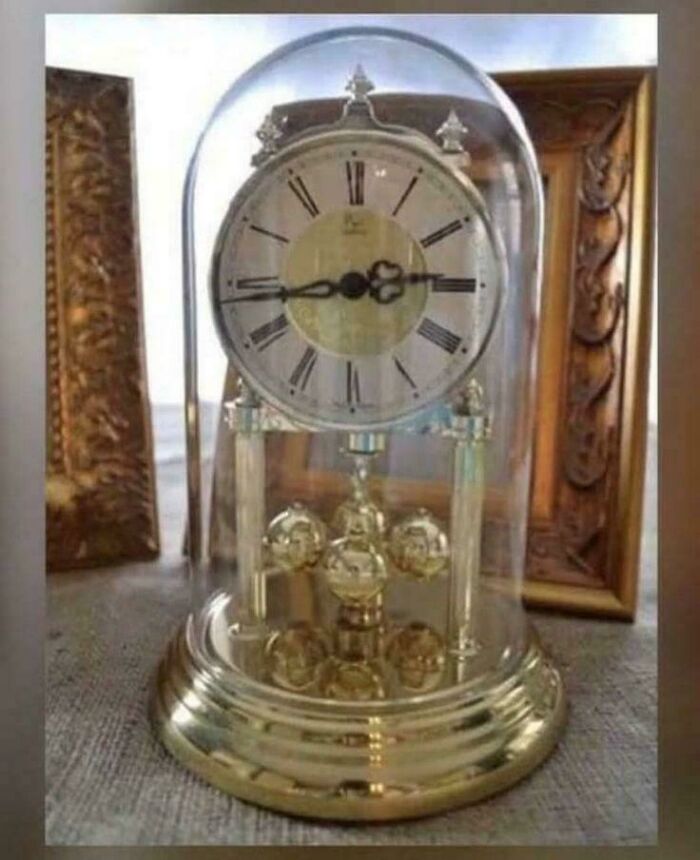 Reloj antiguo bajo campana de cristal, objeto del pasado que hace sentir viejo y evoca recuerdos de la juventud.