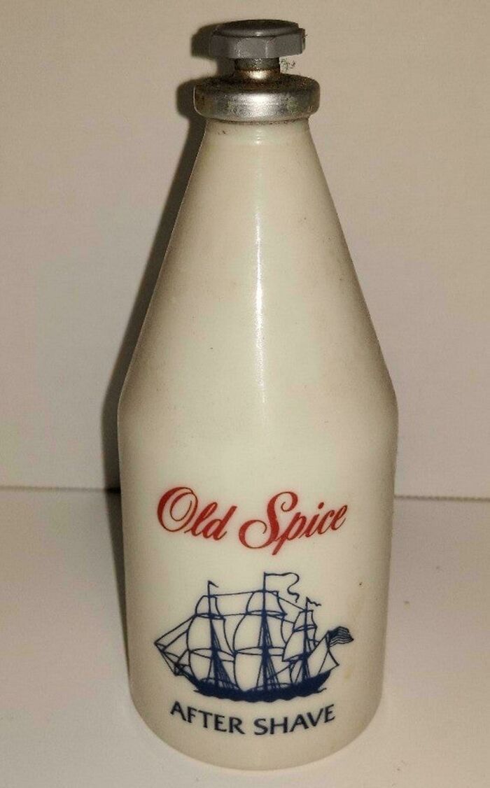 Botella antigua de Old Spice after shave que recuerda a objetos del pasado y la juventud.