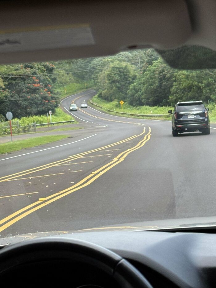 Líneas viales mal pintadas en carretera con curvas, un claro ejemplo de un fail que alguien tuvo que documentar.