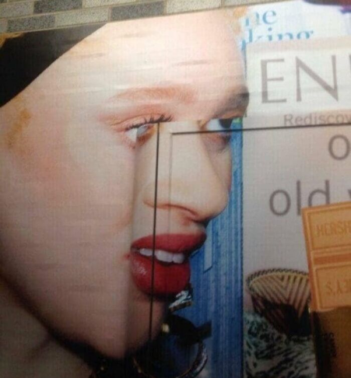 Error visual en publicidad con rostro femenino distorsionado causado por mala combinación de imágenes y textos.