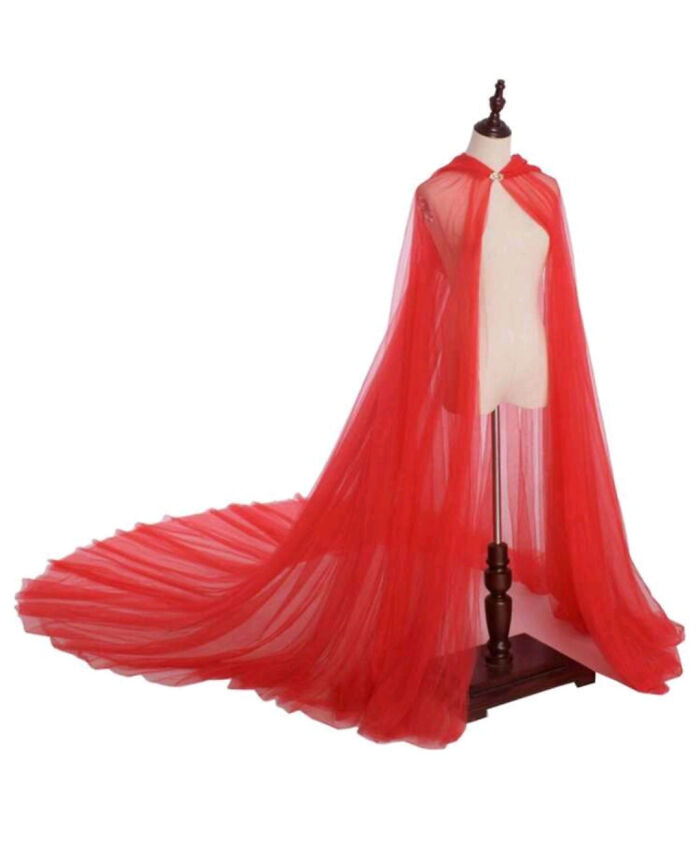 Capa larga roja transparente sobre maniquí ejemplo de mal vestido en bodas y eventos de novios e invitados.