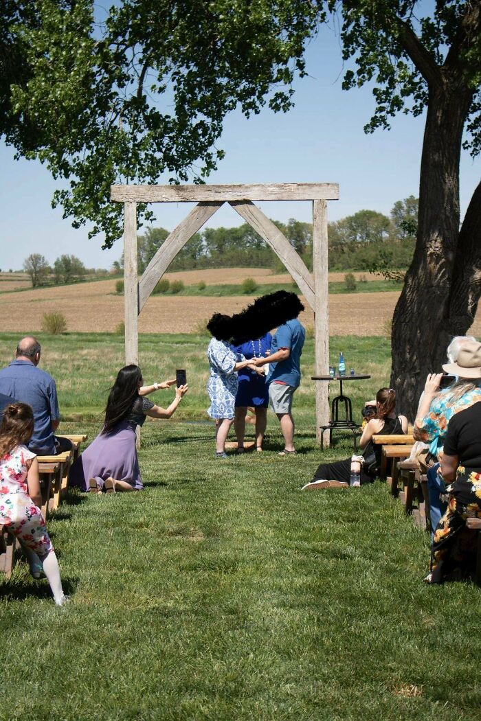 Boda al aire libre con invitados sentados, pareja intercambiando votos y personas tomando fotos, momentos llamativos y vergonzosos.
